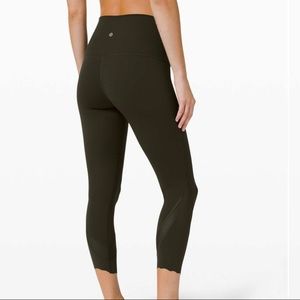 Lululemon Wunder Under High-Rise Crop 23 Scallop Full-On Luxtreme size 6